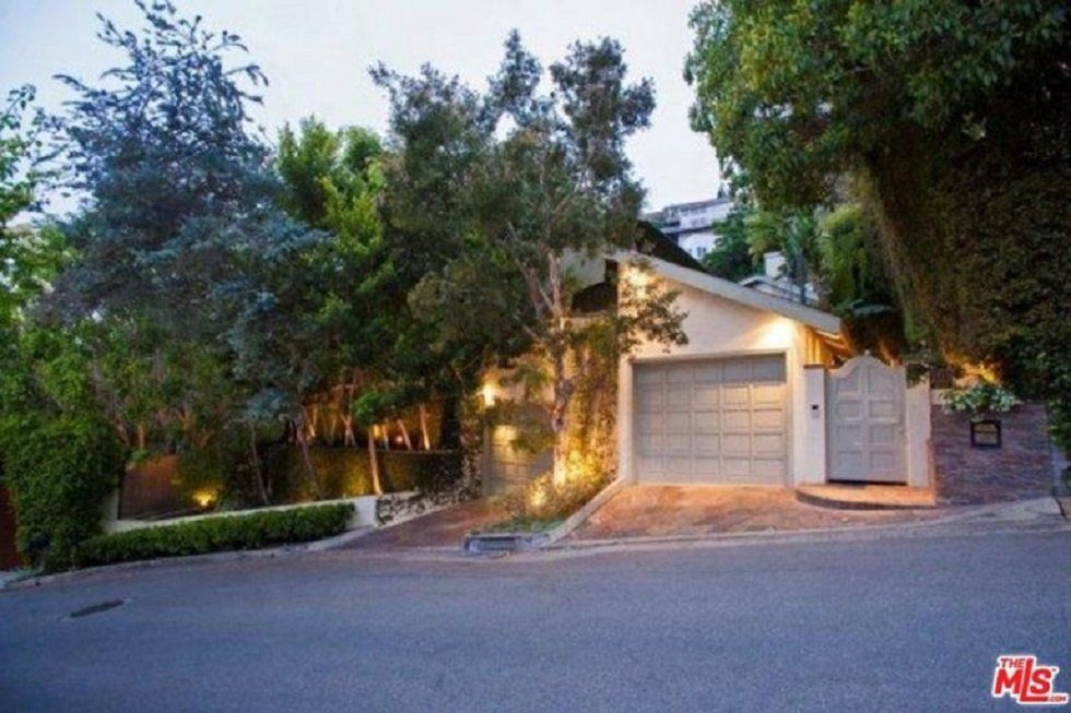 La casa que ha vendido Sandra Bullock en Hollywood - Fotocasa Life - Casas de famosos, famosos - Curiosidades - La actriz Sandra Bullock acaba de vender una de sus casas, situada en Hollywood Hills. Se trata de una vivienda con unas imponentes vistas a Los Ángeles.