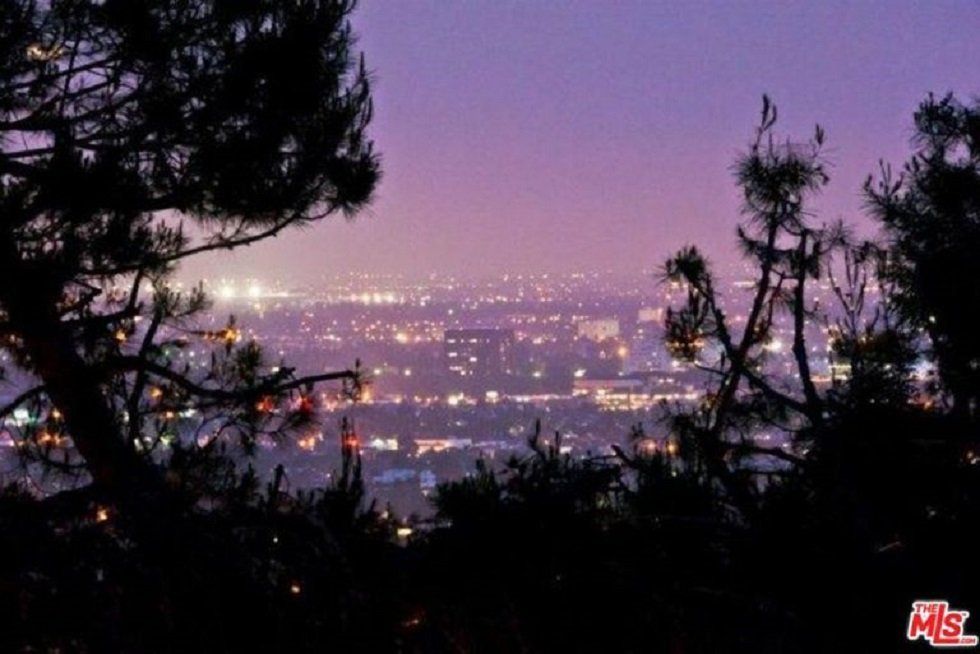 La casa que ha vendido Sandra Bullock en Hollywood - Fotocasa Life - Casas de famosos, famosos - Curiosidades - La actriz Sandra Bullock acaba de vender una de sus casas, situada en Hollywood Hills. Se trata de una vivienda con unas imponentes vistas a Los Ángeles.