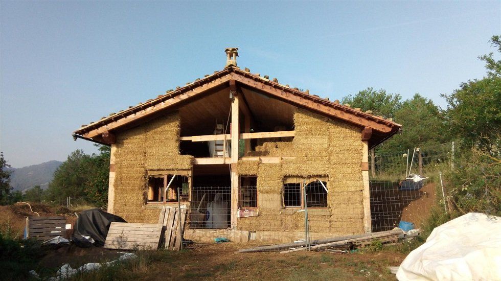 Balas de paja en vez de ladrillos: la alternativa sostenible que gana adeptos - Fotocasa Life Balas de paja en vez de ladrillos: la alternativa sostenible que gana adeptos