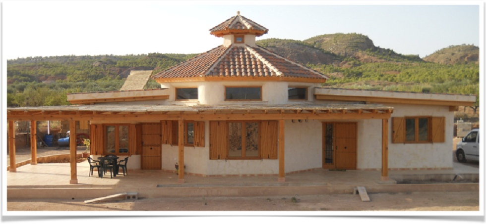 Balas de paja en vez de ladrillos: la alternativa sostenible que gana adeptos - Fotocasa Life Balas de paja en vez de ladrillos: la alternativa sostenible que gana adeptos - Fotocasa Life - Casas curiosas, Vivienda sostenible - Curiosidades - Las balas de paja son un material constructivo como puede serlo la piedra o el ladrillo, y se puede aplicar de muchas maneras diferentes.