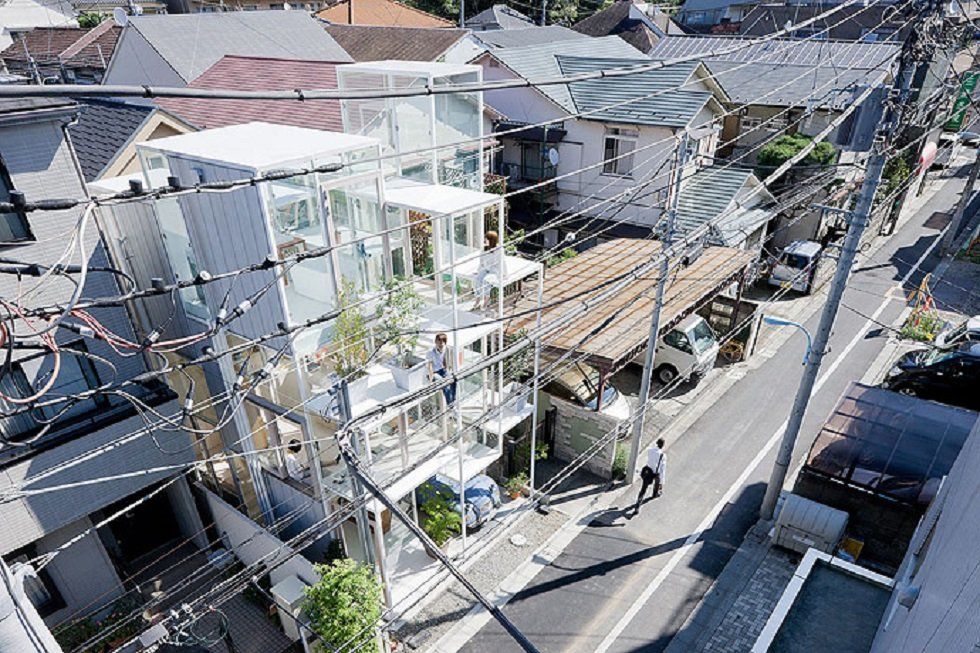 Una vivienda unifamiliar… ¡transparente! - Fotocasa Life Una vivienda unifamiliar… ¡transparente! - Fotocasa Life - Casas curiosas, diseño - Curiosidades - House NA es una vivienda unifamiliar de Tokio. Conocida como la casa transparente, en vez de paredes este curioso edificio tiene grandes ventanales.