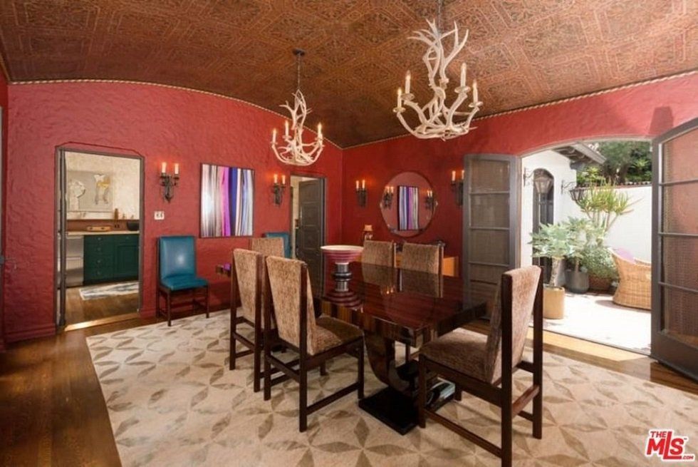 Jim Parsons vende su casa en Los Ángeles - Fotocasa Life - Casas de famosos, famosos - Curiosidades - El actor Jim Parsons, que da vida a Sheldon Cooper en The Big Bang Theory, vende la que hasta ahora ha sido su casa en la zona de Los Feliz, en Los Ángeles.