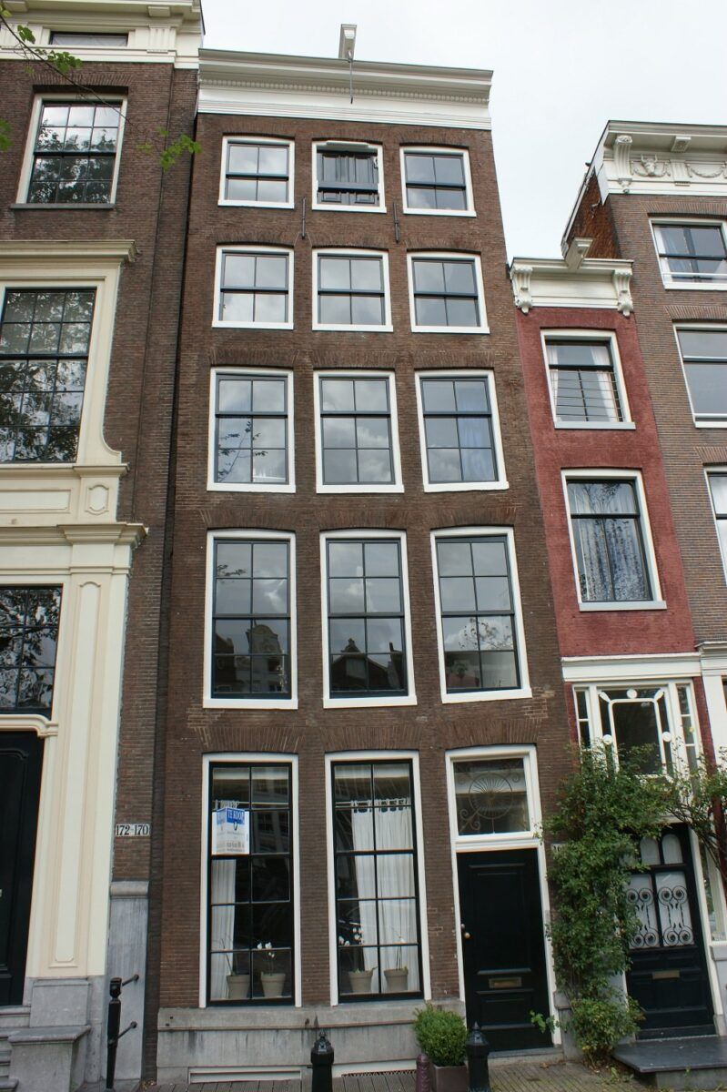 Algunas de las casas más estrechas del mundo - Fotocasa Life - Casas curiosas - Curiosidades - La Casa Keret, en Varsovia, es la casa más estrecha del mundo. Hay varios ejemplos más en diversas ciudades como Amsterdam, Londres y València.