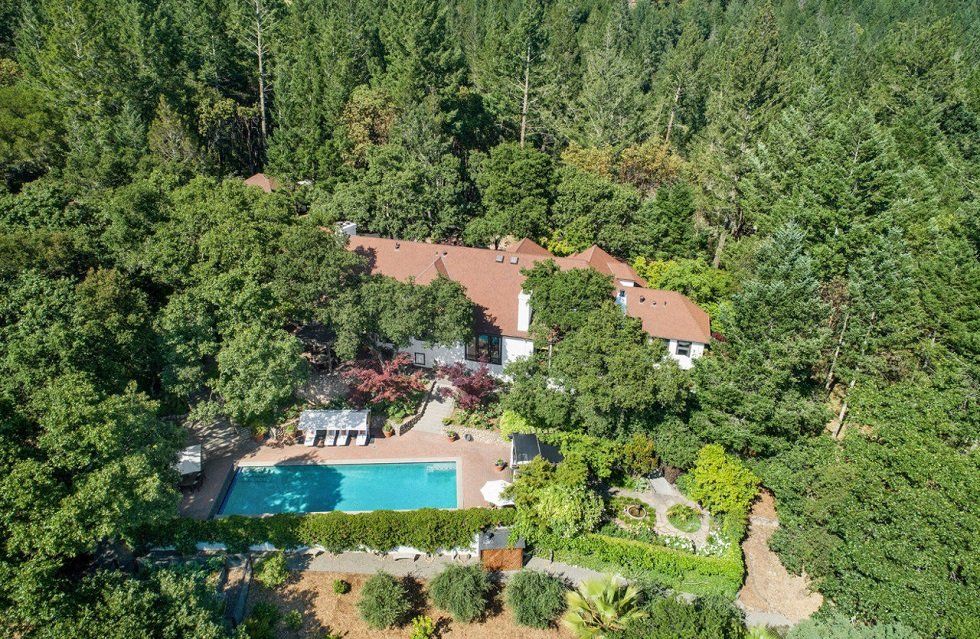 Robert Redford vende su casa en el valle de Napa - Fotocasa Life - Casas de famosos, famosos - Curiosidades - Robert Redford ha puesto en venta su casa en el valle de Napa. A sus 82 años cumplidos y ya finalmente retirado del mundo del cine, el actor y director y su mujer, la pintora Sibylle Szaggars Redford, han decidido dejar su hogar en medio de viñedos y mudarse a la zona de la bahía de California para estar más cerca de su familia. Podría ser la historia de cualquier otra persona de su edad, pero pocas cuentan con una mansión como esta para completar la jubilación.