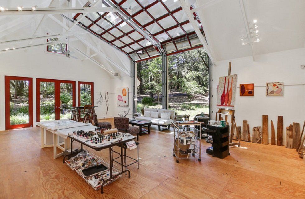 Robert Redford vende su casa en el valle de Napa - Fotocasa Life - Casas de famosos, famosos - Curiosidades - Robert Redford ha puesto en venta su casa en el valle de Napa. A sus 82 años cumplidos y ya finalmente retirado del mundo del cine, el actor y director y su mujer, la pintora Sibylle Szaggars Redford, han decidido dejar su hogar en medio de viñedos y mudarse a la zona de la bahía de California para estar más cerca de su familia. Podría ser la historia de cualquier otra persona de su edad, pero pocas cuentan con una mansión como esta para completar la jubilación.