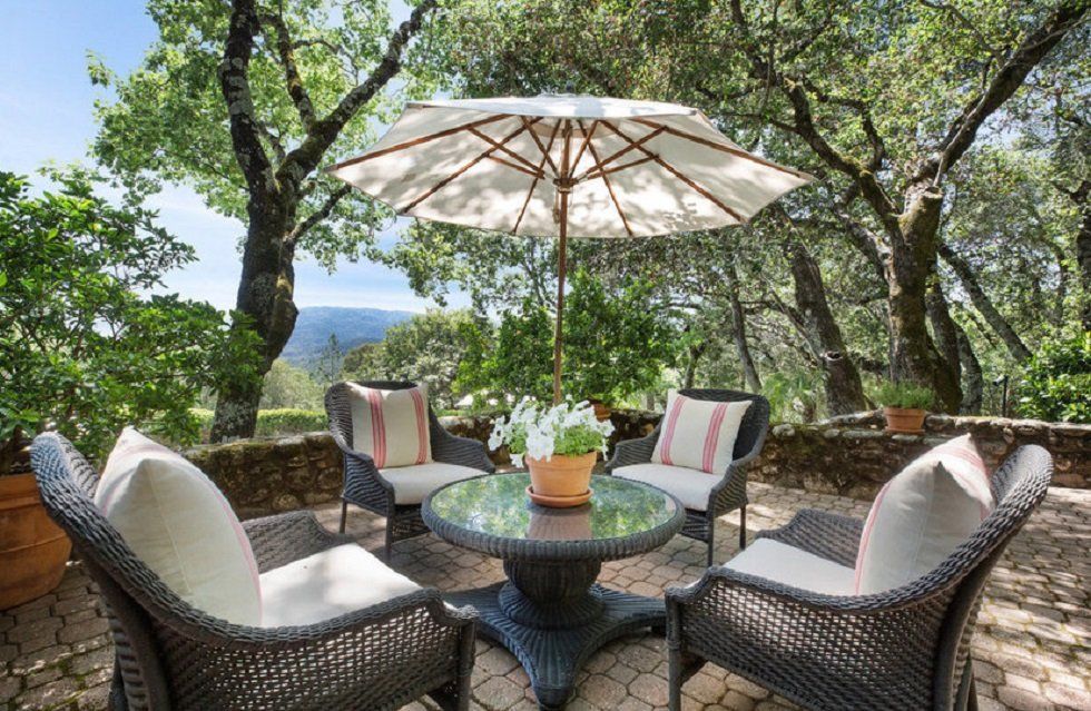 Robert Redford vende su casa en el valle de Napa - Fotocasa Life - Casas de famosos, famosos - Curiosidades - Robert Redford ha puesto en venta su casa en el valle de Napa. A sus 82 años cumplidos y ya finalmente retirado del mundo del cine, el actor y director y su mujer, la pintora Sibylle Szaggars Redford, han decidido dejar su hogar en medio de viñedos y mudarse a la zona de la bahía de California para estar más cerca de su familia. Podría ser la historia de cualquier otra persona de su edad, pero pocas cuentan con una mansión como esta para completar la jubilación.