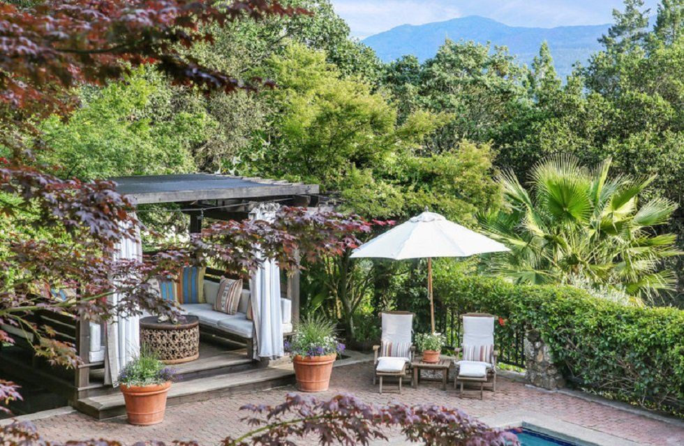Robert Redford vende su casa en el valle de Napa - Fotocasa Life - Casas de famosos, famosos - Curiosidades - Robert Redford ha puesto en venta su casa en el valle de Napa. A sus 82 años cumplidos y ya finalmente retirado del mundo del cine, el actor y director y su mujer, la pintora Sibylle Szaggars Redford, han decidido dejar su hogar en medio de viñedos y mudarse a la zona de la bahía de California para estar más cerca de su familia. Podría ser la historia de cualquier otra persona de su edad, pero pocas cuentan con una mansión como esta para completar la jubilación.