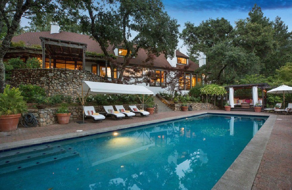 Robert Redford vende su casa en el valle de Napa - Fotocasa Life - Casas de famosos, famosos - Curiosidades - Robert Redford ha puesto en venta su casa en el valle de Napa. A sus 82 años cumplidos y ya finalmente retirado del mundo del cine, el actor y director y su mujer, la pintora Sibylle Szaggars Redford, han decidido dejar su hogar en medio de viñedos y mudarse a la zona de la bahía de California para estar más cerca de su familia. Podría ser la historia de cualquier otra persona de su edad, pero pocas cuentan con una mansión como esta para completar la jubilación.