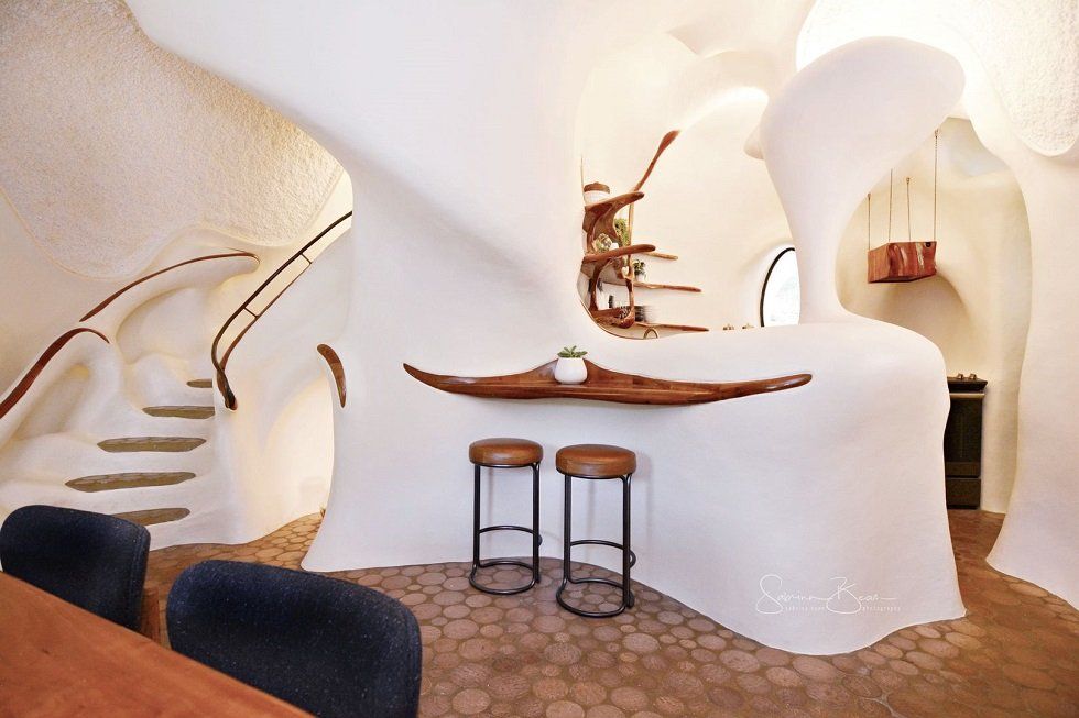 Bloomhouse: una casa sin líneas rectas - Fotocasa Life Bloomhouse: una casa sin líneas rectas - Fotocasa Life - Casas curiosas - Curiosidades - La Bloomhouse es una casa sin una sola línea recta situada a solo diez minutos del centro de Austin, la capital del estado de Texas, en Estados Unidos.
