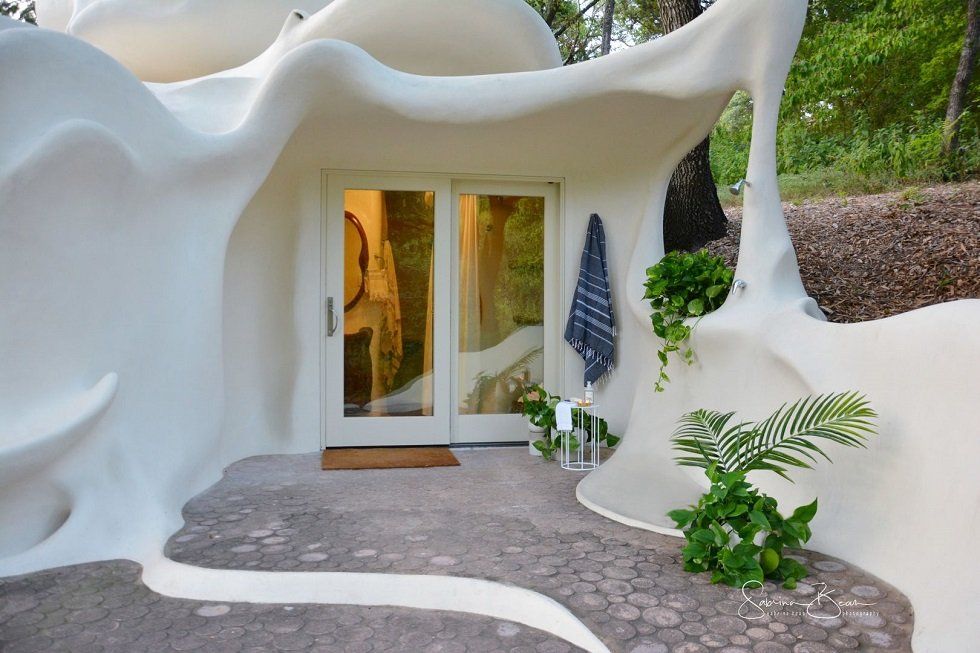 Bloomhouse: una casa sin líneas rectas - Fotocasa Life Bloomhouse: una casa sin líneas rectas - Fotocasa Life - Casas curiosas - Curiosidades - La Bloomhouse es una casa sin una sola línea recta situada a solo diez minutos del centro de Austin, la capital del estado de Texas, en Estados Unidos.