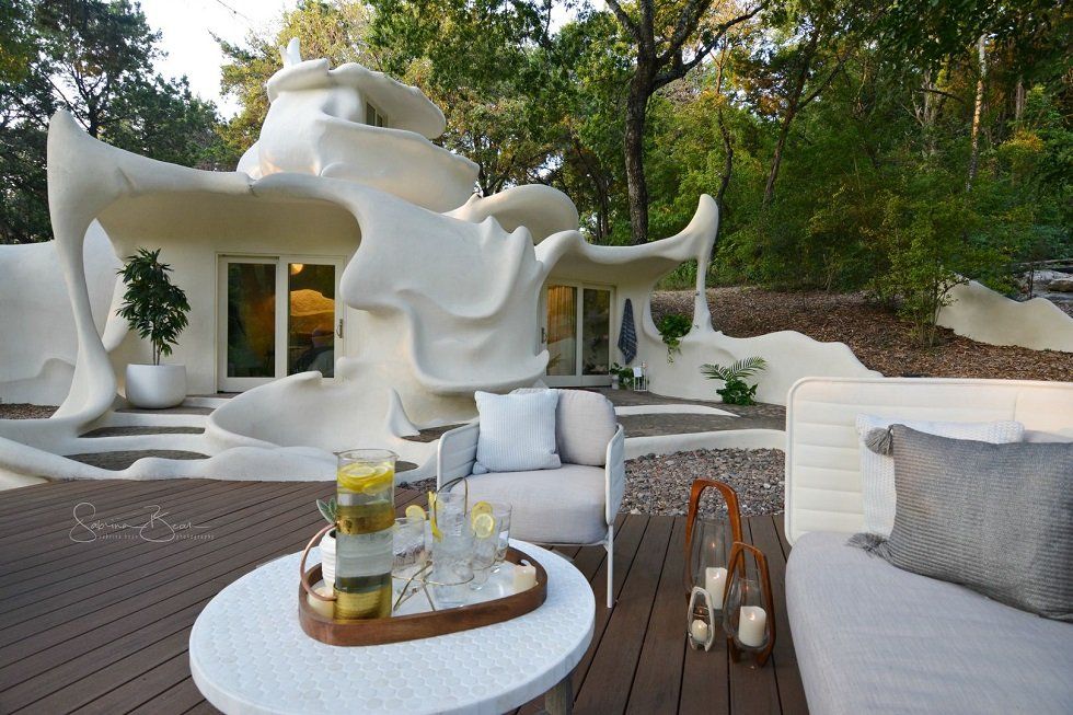 Bloomhouse: una casa sin líneas rectas - Fotocasa Life Bloomhouse: una casa sin líneas rectas - Fotocasa Life - Casas curiosas - Curiosidades - La Bloomhouse es una casa sin una sola línea recta situada a solo diez minutos del centro de Austin, la capital del estado de Texas, en Estados Unidos.