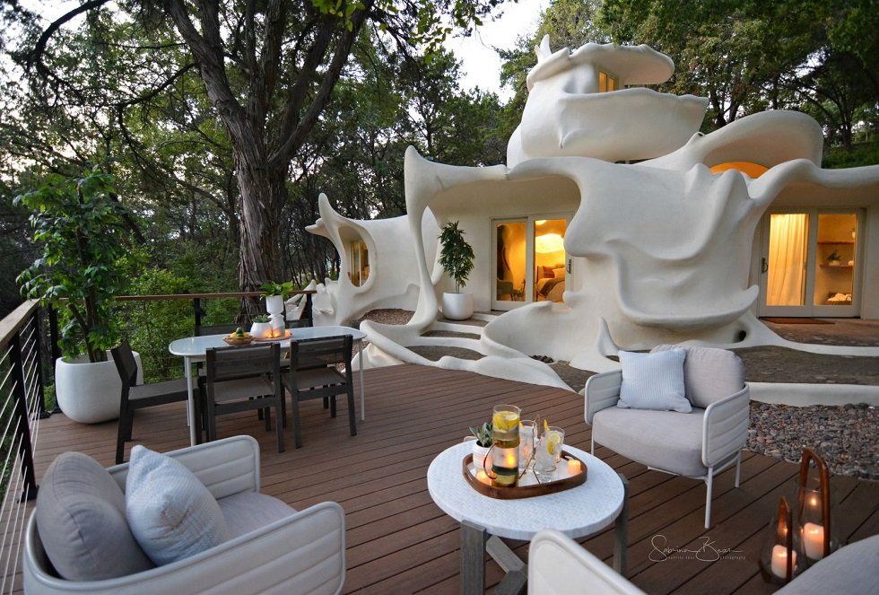Bloomhouse: una casa sin líneas rectas - Fotocasa Life Bloomhouse: una casa sin líneas rectas - Fotocasa Life - Casas curiosas - Curiosidades - La Bloomhouse es una casa sin una sola línea recta situada a solo diez minutos del centro de Austin, la capital del estado de Texas, en Estados Unidos.