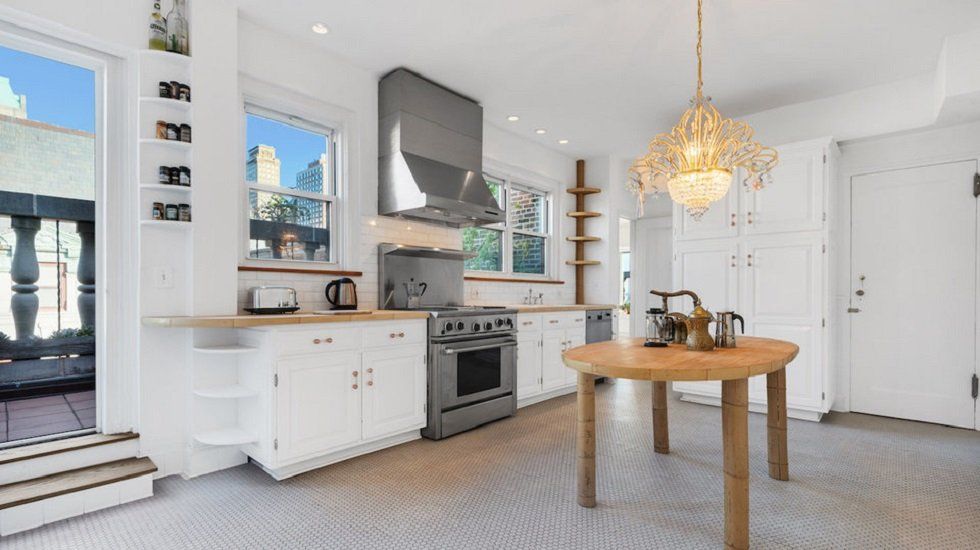 Björk vende su ático en Brooklyn - Fotocasa Life - Casas de famosos, famosos - Curiosidades - Björk acaba de poner a la venta una vivienda espectacular por casi 8 millones de euros. Tiene unas vistas impresionantes al skyline de Manhattan.