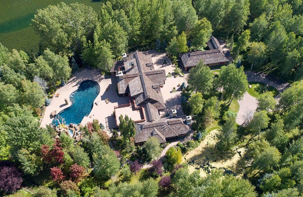 Bruce Willis vende su rancho tras rebajarle mucho el precio - Fotocasa Life - Casas de famosos, famosos - Curiosidades - Bruce Willis ha vendido la casa que tenía en Idaho tras siete años en el mercado. Ha rebajado el precio casi un tercio de lo que pedía en un principio.