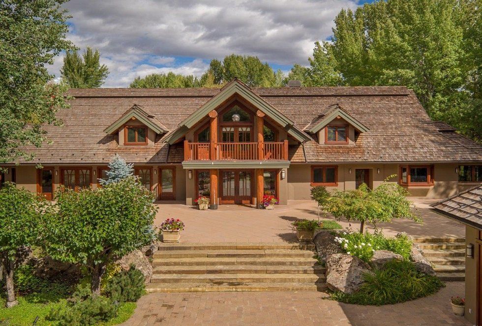 Bruce Willis vende su rancho tras rebajarle mucho el precio - Fotocasa Life - Casas de famosos, famosos - Curiosidades - Bruce Willis ha vendido la casa que tenía en Idaho tras siete años en el mercado. Ha rebajado el precio casi un tercio de lo que pedía en un principio.