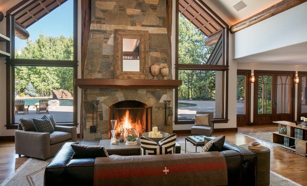 Bruce Willis vende su rancho tras rebajarle mucho el precio - Fotocasa Life - Casas de famosos, famosos - Curiosidades - Bruce Willis ha vendido la casa que tenía en Idaho tras siete años en el mercado. Ha rebajado el precio casi un tercio de lo que pedía en un principio.