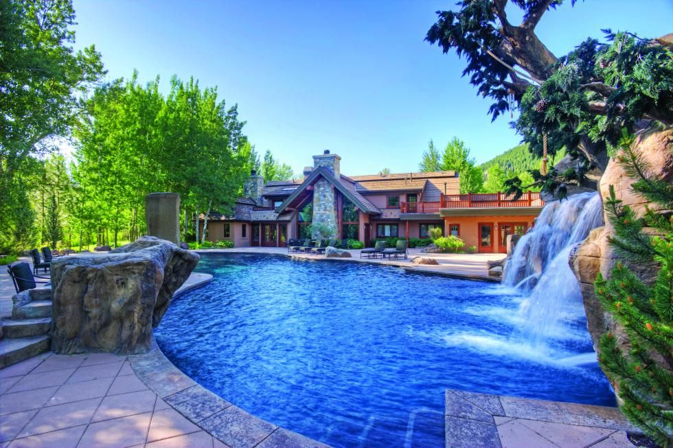 Bruce Willis vende su rancho tras rebajarle mucho el precio - Fotocasa Life - Casas de famosos, famosos - Curiosidades - Bruce Willis ha vendido la casa que tenía en Idaho tras siete años en el mercado. Ha rebajado el precio casi un tercio de lo que pedía en un principio.