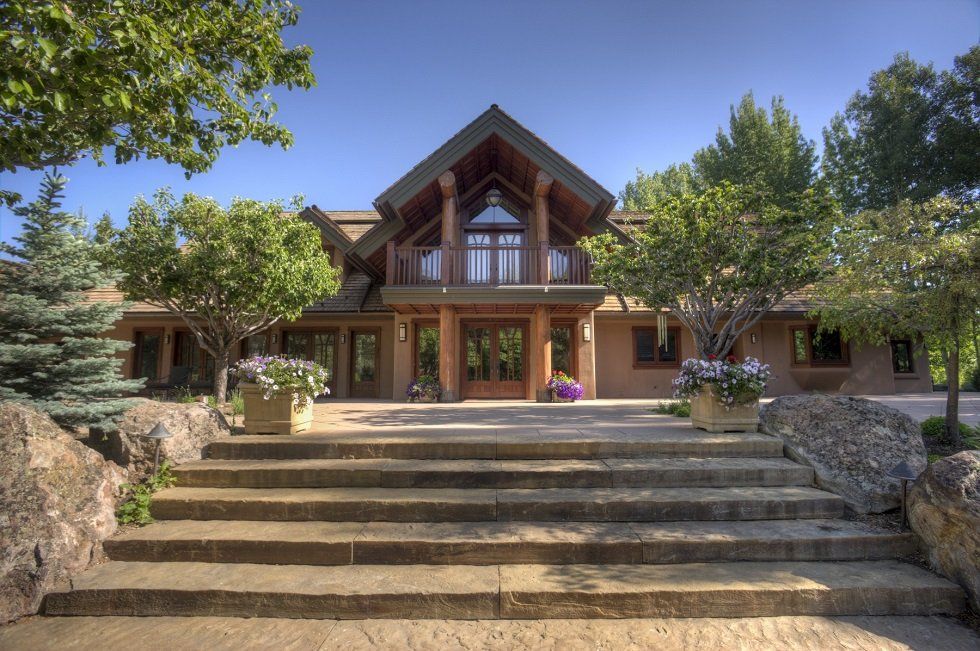 Bruce Willis vende su rancho tras rebajarle mucho el precio - Fotocasa Life - Casas de famosos, famosos - Curiosidades - Bruce Willis ha vendido la casa que tenía en Idaho tras siete años en el mercado. Ha rebajado el precio casi un tercio de lo que pedía en un principio.