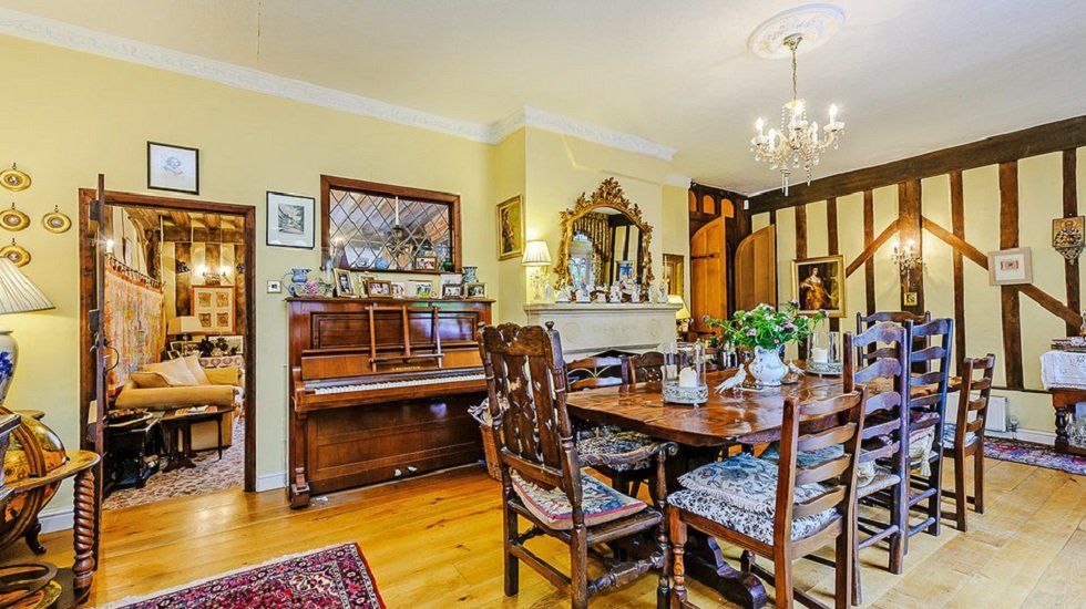 La casa donde nació Harry Potter cuesta de vender - Fotocasa Life - Casas curiosas, Casas de famosos, famosos - Curiosidades - Se hizo mundialmente famosa porque apareció en una de las películas de Harry Potter. Es la casa donde nació el mago. Pero cuesta de vender.