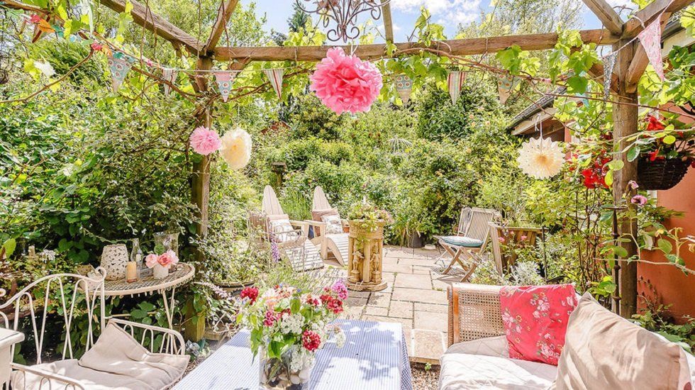 La casa donde nació Harry Potter cuesta de vender - Fotocasa Life - Casas curiosas, Casas de famosos, famosos - Curiosidades - Se hizo mundialmente famosa porque apareció en una de las películas de Harry Potter. Es la casa donde nació el mago. Pero cuesta de vender.