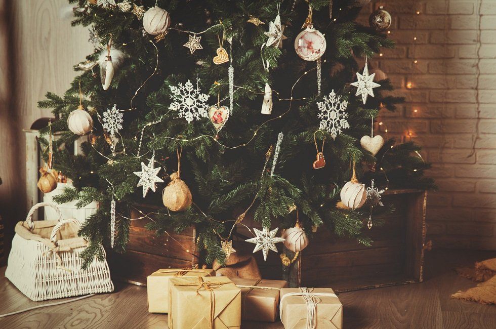 Ideas para conseguir la decoración navideña perfecta en casa - Fotocasa Life - Árbol de navidad, Decoración de navidad, Mesas de navidad, Navidad - Decoración - Cada año nos proponemos cambiar la decoración navideña de casa, pero... ¿lo conseguimos? Con estas ideas conseguirás el toque perfecto.