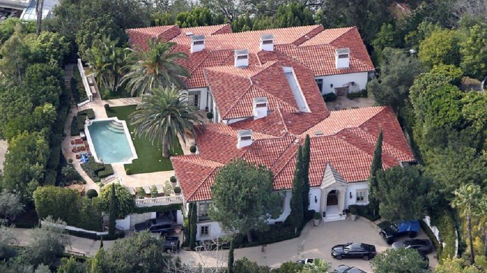Los Bechkam venden su casa en Beverly Hills con grandes beneficios - Fotocasa Life - Casas de famosos, famosos - Curiosidades - David y Victoria Beckham acaban de vender su casa de Beverly Hills sin ni siquiera haber puesto un anuncio, y por un precio exorbitante. El nuevo propietario, de quien por el momento se desconoce la identidad pero se sospecha que es alguna estrella del mundo del cine o de la música, ha pagado algo más de 29 millones de euros.