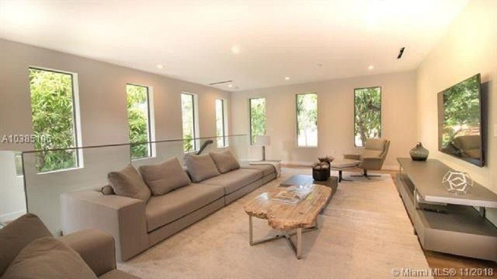 Enrique Iglesias y Anna Kurnikova venden casa reformada - Fotocasa Life - Casas de famosos, famosos - Curiosidades - Enrique Iglesias y Anna Kurnikova han puesto a la venta una casa que compraron en 2015 y que estaba destinada para los abuelos de ella.