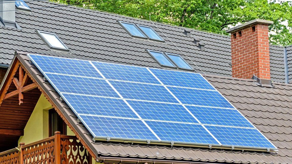 Adiós al impuesto al Sol, hola al autoconsumo de energía - Fotocasa Life - Autoconsumo energético, Consumo de energía, Eficiencia energética, Energía solar, Energías renovables - Energía - El nuevo decreto ley de medidas urgentes para la transición energética y protección de consumidores ha puesto fin al llamado impuesto al Sol.