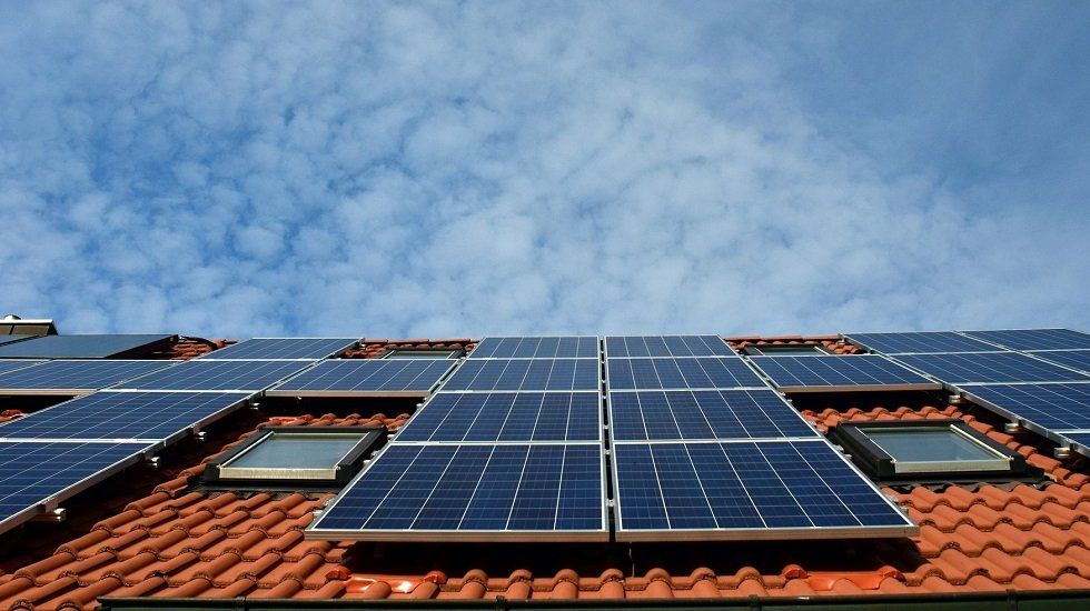 Adiós al impuesto al Sol, hola al autoconsumo de energía - Fotocasa Life - Autoconsumo energético, Consumo de energía, Eficiencia energética, Energía solar, Energías renovables - Energía - El nuevo decreto ley de medidas urgentes para la transición energética y protección de consumidores ha puesto fin al llamado impuesto al Sol.