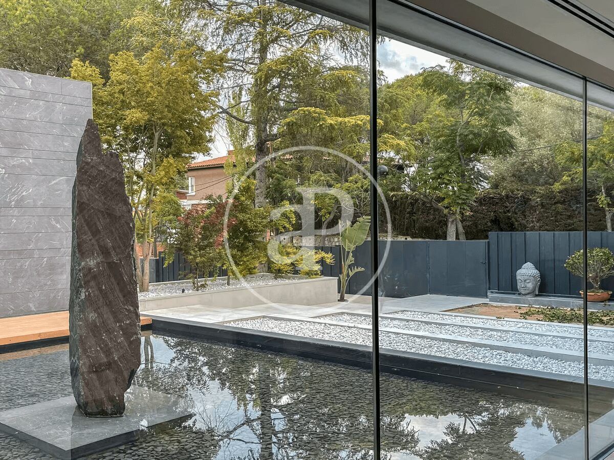 patio exterior con fuente y esculturas