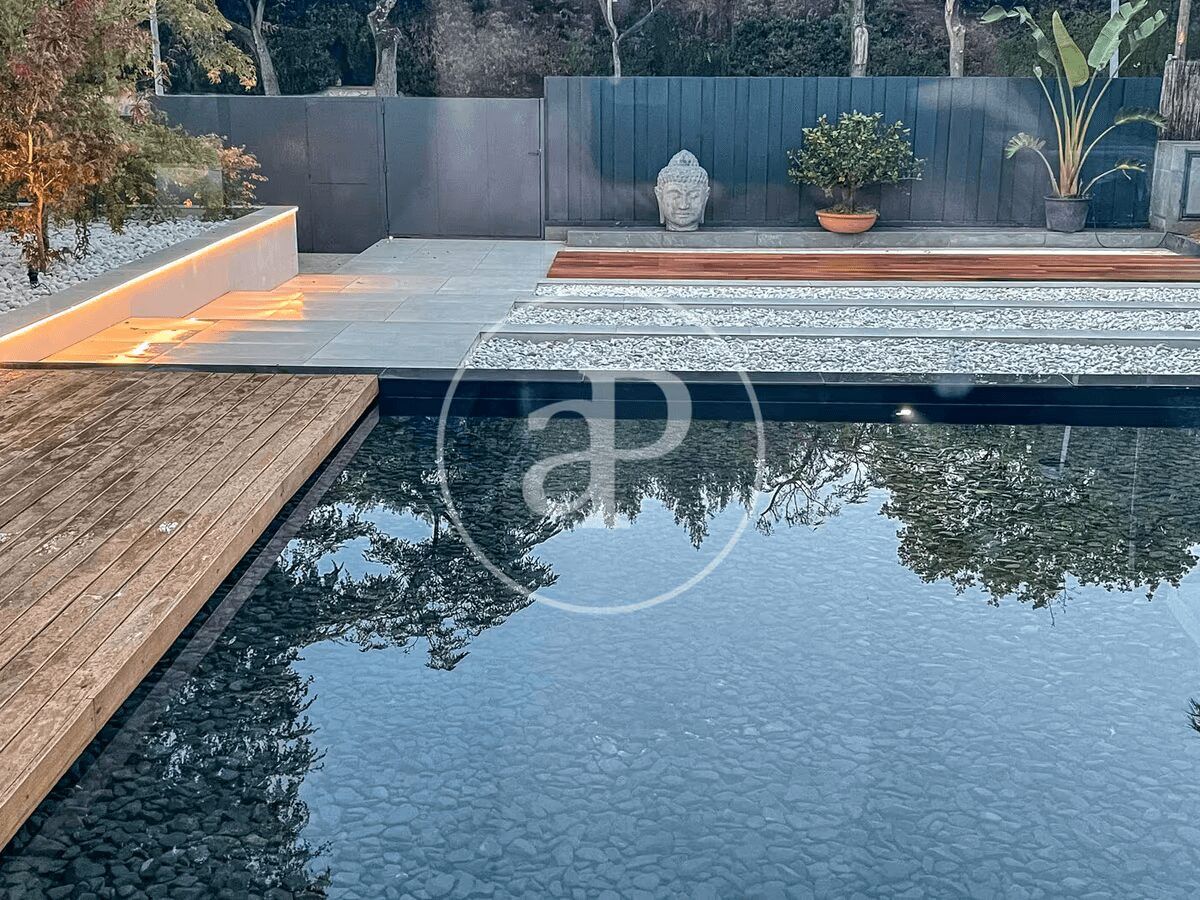 patio amaderado con fuente y esculturas