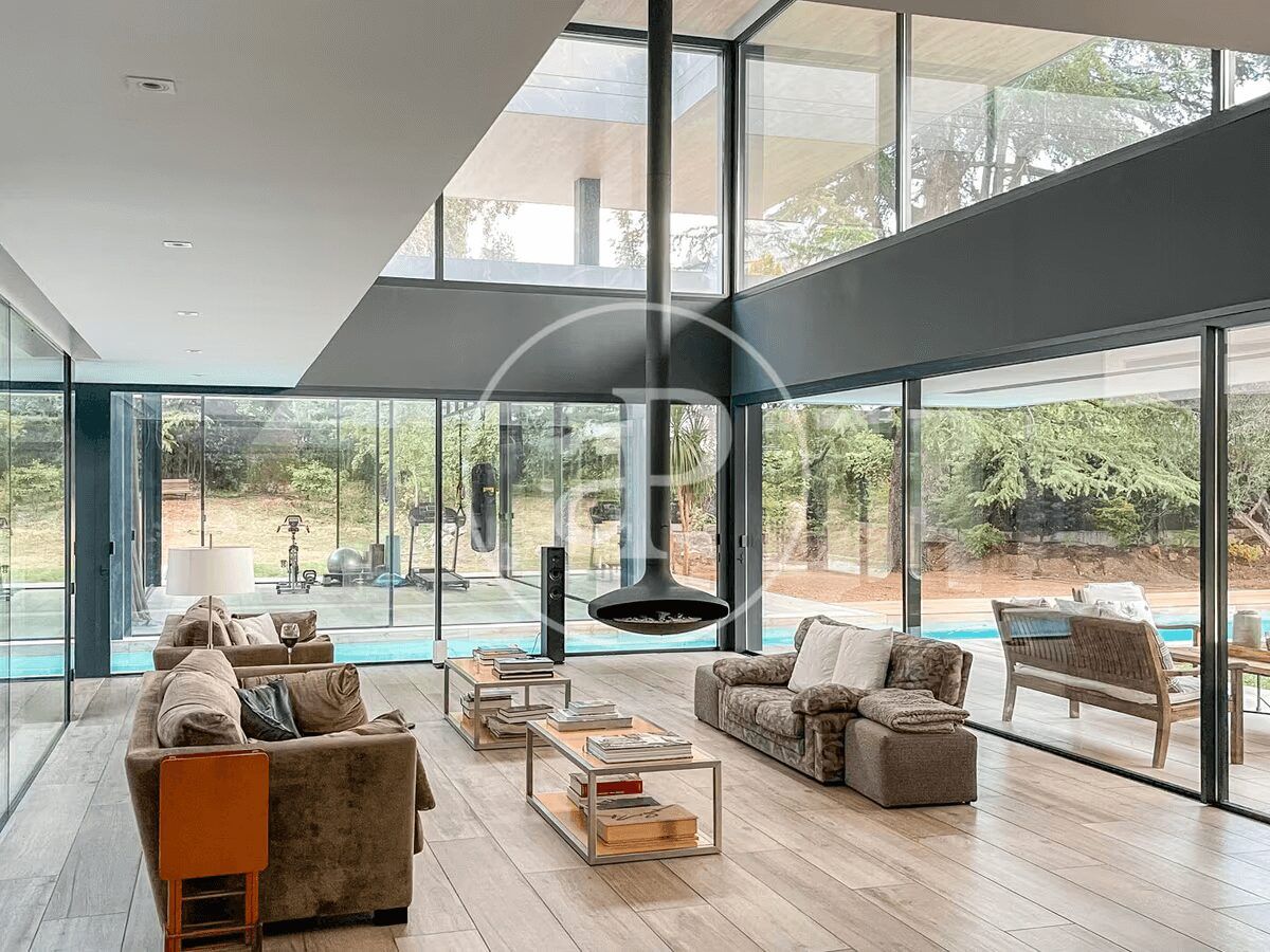 comedor de lujo con chimenea moderna