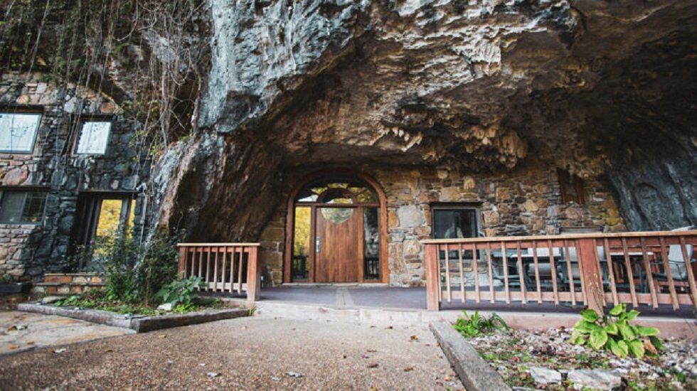 Una mansión en una cueva con estalactitas incluidas - Fotocasa Life - Casas curiosas - Curiosidades - Es una cueva convertida en mansión, que además tiene estalactitas naturales. Fue concebida como refugio, pero puede servir como vivienda.