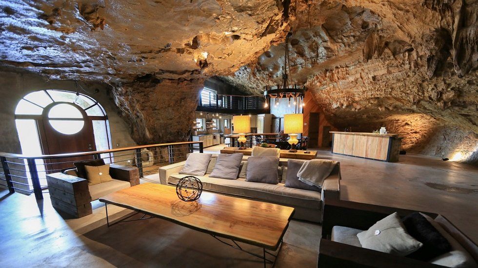 Una mansión en una cueva con estalactitas incluidas - Fotocasa Life - Casas curiosas - Curiosidades - Es una cueva convertida en mansión, que además tiene estalactitas naturales. Fue concebida como refugio, pero puede servir como vivienda.