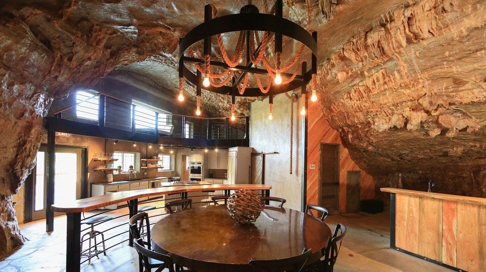 Una mansión en una cueva con estalactitas incluidas