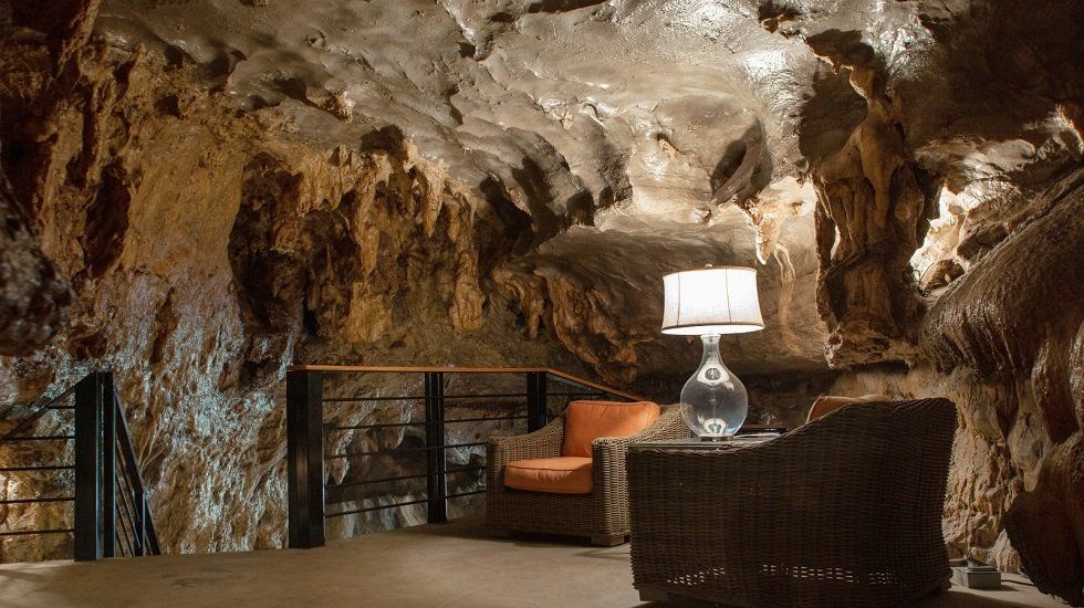 Una mansión en una cueva con estalactitas incluidas - Fotocasa Life - Casas curiosas - Curiosidades - Es una cueva convertida en mansión, que además tiene estalactitas naturales. Fue concebida como refugio, pero puede servir como vivienda.