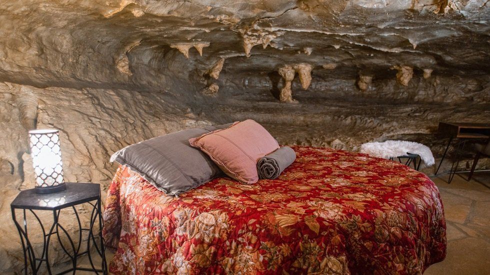 Una mansión en una cueva con estalactitas incluidas - Fotocasa Life - Casas curiosas - Curiosidades - Es una cueva convertida en mansión, que además tiene estalactitas naturales. Fue concebida como refugio, pero puede servir como vivienda.