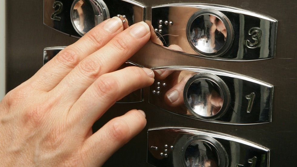 personas ciegas ascensor