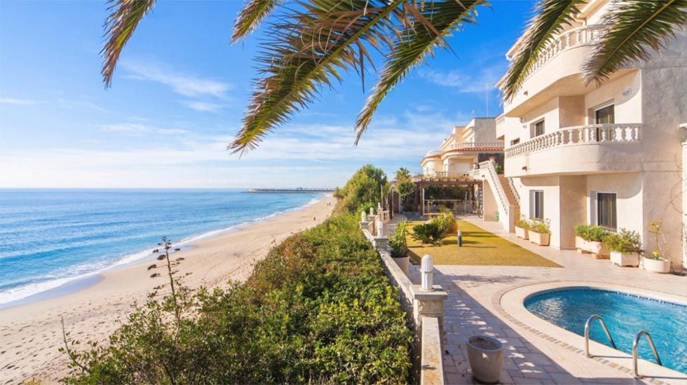 Casas con encanto en pueblos tranquilos: la combinación perfecta - Fotocasa Life casas-encanto-sol-terraza