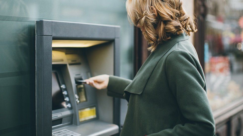 ING, Bankinter, Ibercaja, Kutxabank y Abanca, las entidades con los cajeros más baratos