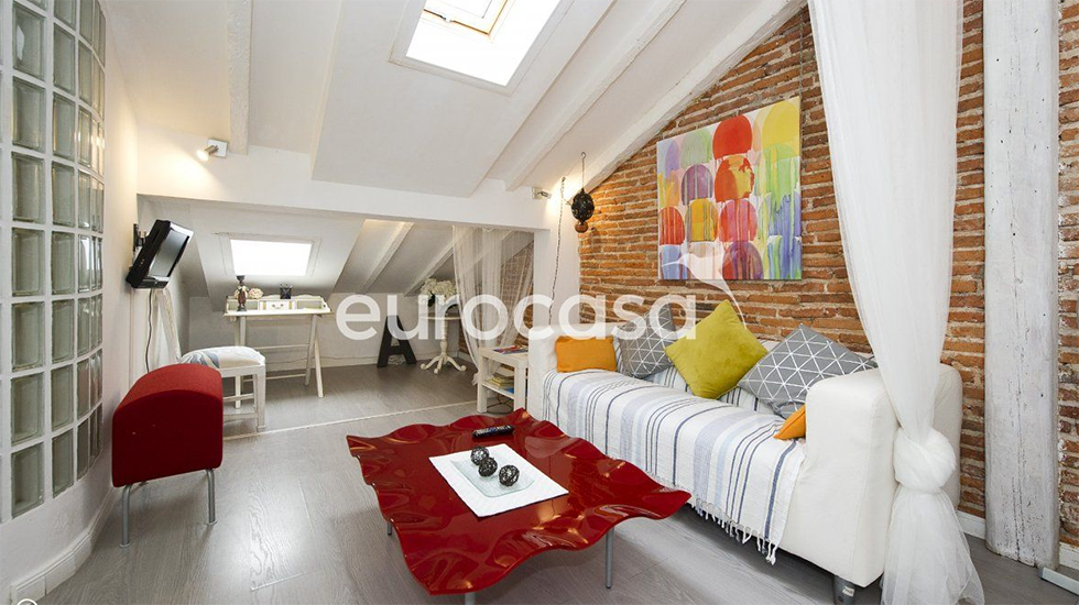 Chollazos por menos de 95.000 euros - Fotocasa Life - Ahorro, casas baratas, Comprar una vivienda, Compraventa de vivienda, fotocasa, Pisos baratos, zonas baratas - Inspiración - Si hablamos de suerte seguro que lo primero que se nos viene a la mente es el dinero, concretamente uno de los grandes premios que otorga la lotería. Sin embargo, la suerte también se encuentra en aquellas viviendas cuyo precio de mercado se sitúa por debajo de las características que ofrece. Sí, los hemos encontrado, ¡descubre los chollazos de Fotocasa!