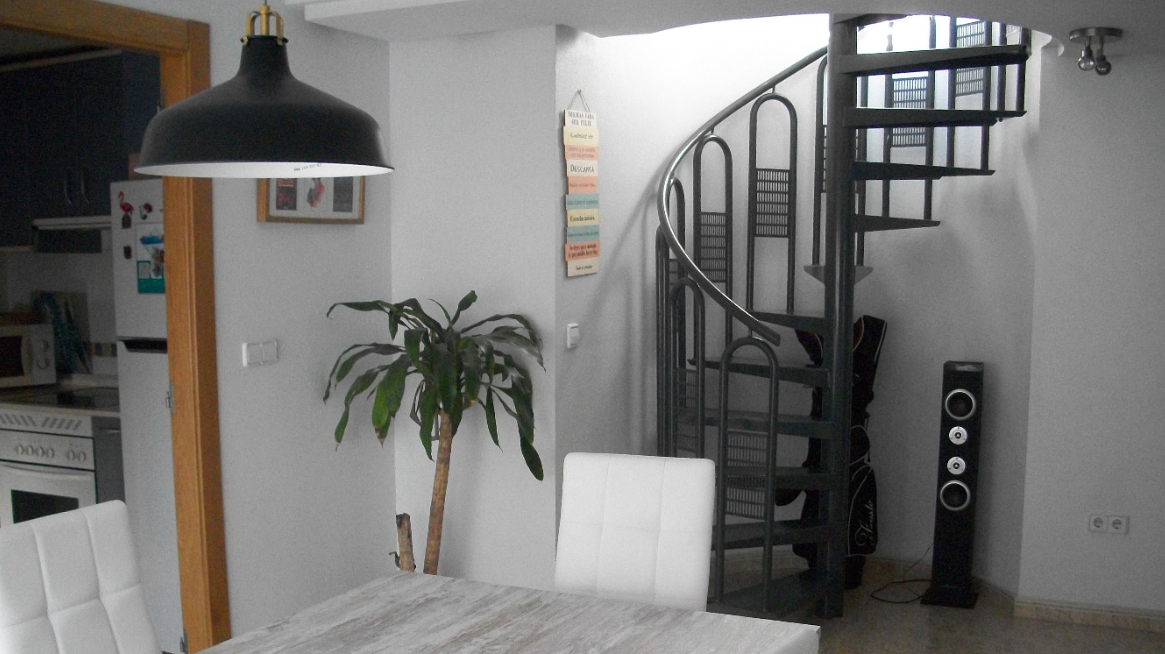 Chollazos por menos de 95.000 euros - Fotocasa Life - Ahorro, casas baratas, Comprar una vivienda, Compraventa de vivienda, fotocasa, Pisos baratos, zonas baratas - Inspiración - Si hablamos de suerte seguro que lo primero que se nos viene a la mente es el dinero, concretamente uno de los grandes premios que otorga la lotería. Sin embargo, la suerte también se encuentra en aquellas viviendas cuyo precio de mercado se sitúa por debajo de las características que ofrece. Sí, los hemos encontrado, ¡descubre los chollazos de Fotocasa!