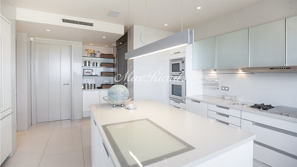 Cocinas espaciosas: ideales para grandes eventos - Fotocasa Life - Cocinas, Cocinas acogedoras, Cocinas funcionales, Cocinas prácticas, Comprar una vivienda, Compraventa de vivienda, fotocasa - Inspiración - Quién no ha soñado alguna vez con tener una cocina lo suficientemente espaciosa como para dar de comer a un montón de comensales sin tener que sufrir por la falta de espacio para apoyar toda la vajilla. No te preocupes, para ello hemos seleccionado algunas viviendas realmente espectaculares con cocinas espaciosas ideales para grandes eventos.