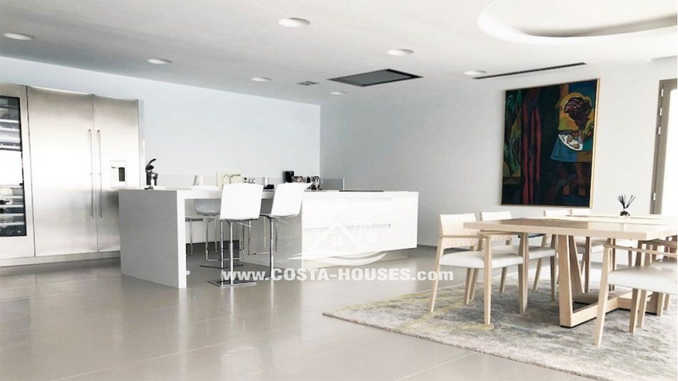 Cocinas espaciosas: ideales para grandes eventos - Fotocasa Life - Cocinas, Cocinas acogedoras, Cocinas funcionales, Cocinas prácticas, Comprar una vivienda, Compraventa de vivienda, fotocasa - Inspiración - Quién no ha soñado alguna vez con tener una cocina lo suficientemente espaciosa como para dar de comer a un montón de comensales sin tener que sufrir por la falta de espacio para apoyar toda la vajilla. No te preocupes, para ello hemos seleccionado algunas viviendas realmente espectaculares con cocinas espaciosas ideales para grandes eventos.