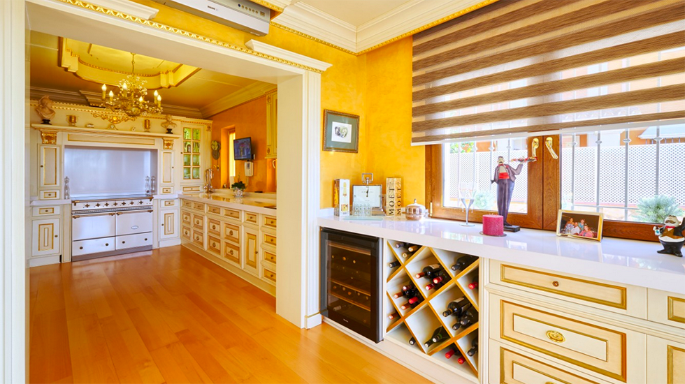 Cocinas espaciosas: ideales para grandes eventos - Fotocasa Life - Cocinas, Cocinas acogedoras, Cocinas funcionales, Cocinas prácticas, Comprar una vivienda, Compraventa de vivienda, fotocasa - Inspiración - Quién no ha soñado alguna vez con tener una cocina lo suficientemente espaciosa como para dar de comer a un montón de comensales sin tener que sufrir por la falta de espacio para apoyar toda la vajilla. No te preocupes, para ello hemos seleccionado algunas viviendas realmente espectaculares con cocinas espaciosas ideales para grandes eventos.