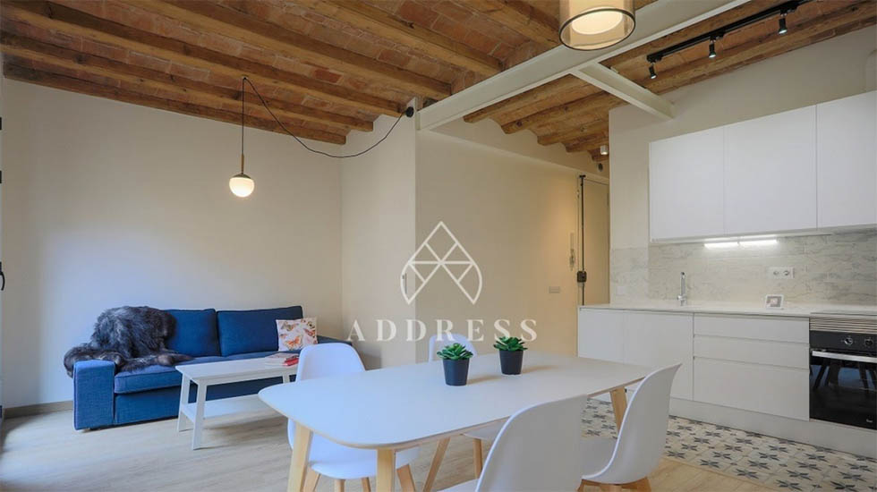 Grandes techos que enamoran - Fotocasa Life - Cambiar de vivienda, comprar, decoración, Pisos en la ciudad, viviendas en Barcelona, Viviendas en España, Viviendas en Madrid - Inspiración - ¿Qué opinas de los pisos antiguos con grandes techos? ¿Te gustan? A nosotros no solo eso, sino que nos encantan. Entrar en un piso con grandes ventanales que dejan entrar la luz natural y notar esa sensación de amplitud que proporcionan, nos enamoran a primera vista. Si tú también eres de esas personas, precaución con los pisos que vamos a mostrar porque seguro que los quieres todos.