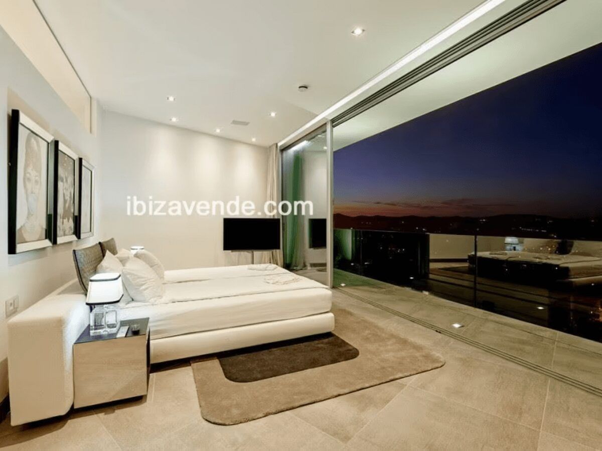 dormitorio con baño en suite