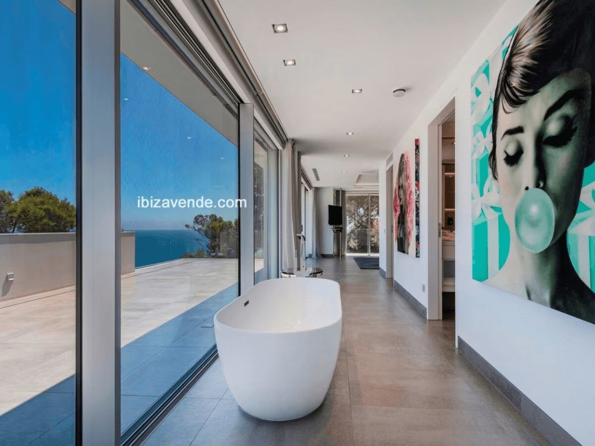 pasillo con terraza exterior