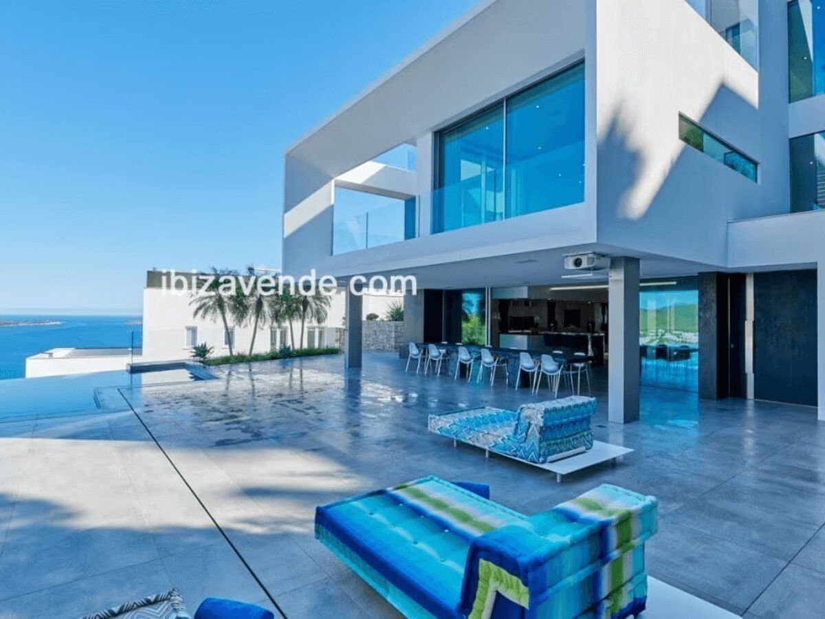 vivienda acristalada en ibiza
