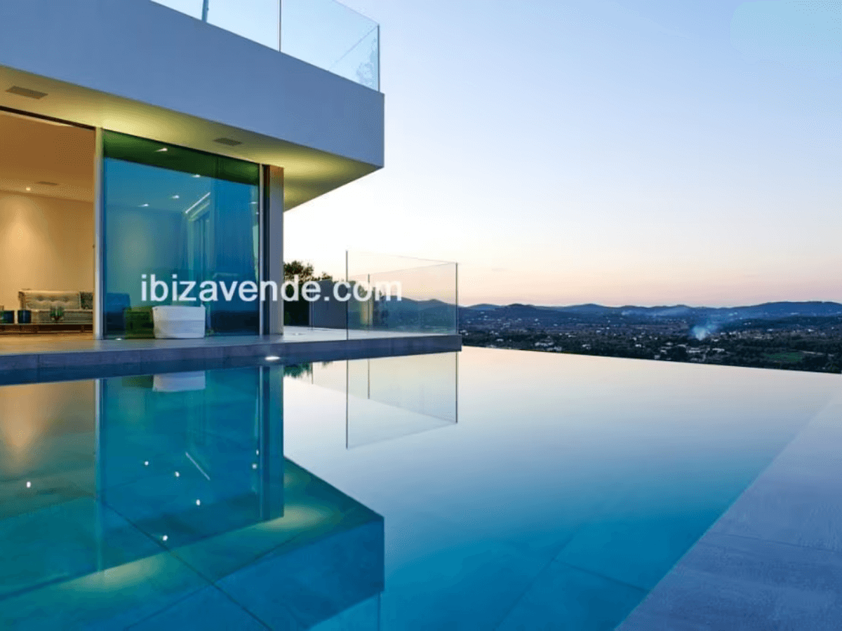 casa acristalada con piscina privada